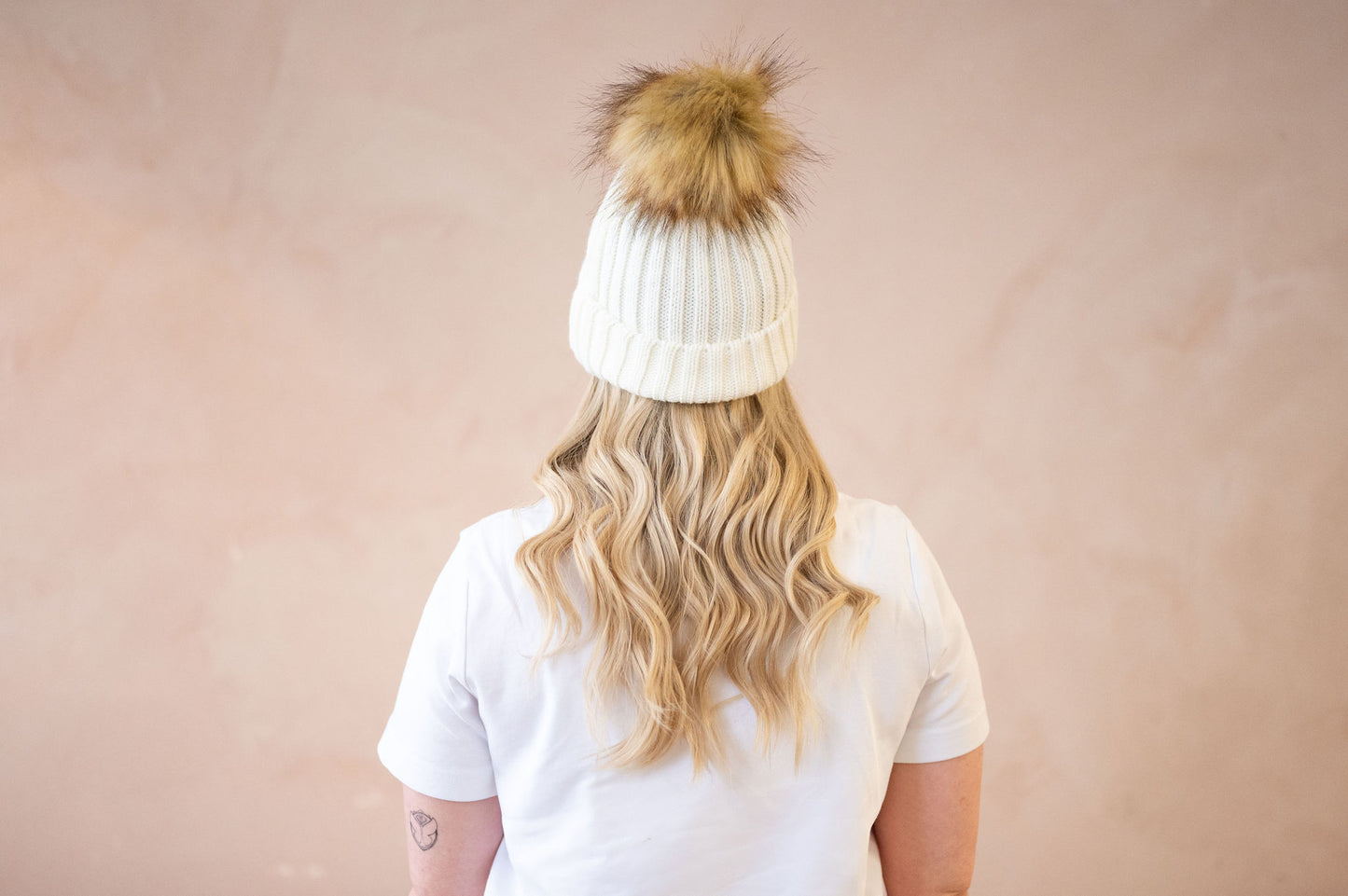 MILLIE - 20" HAT WIG - (S)